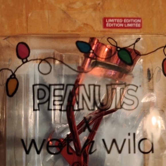 Limited edition peanuts wet n wild eyelash curler - Picture 4 of 5